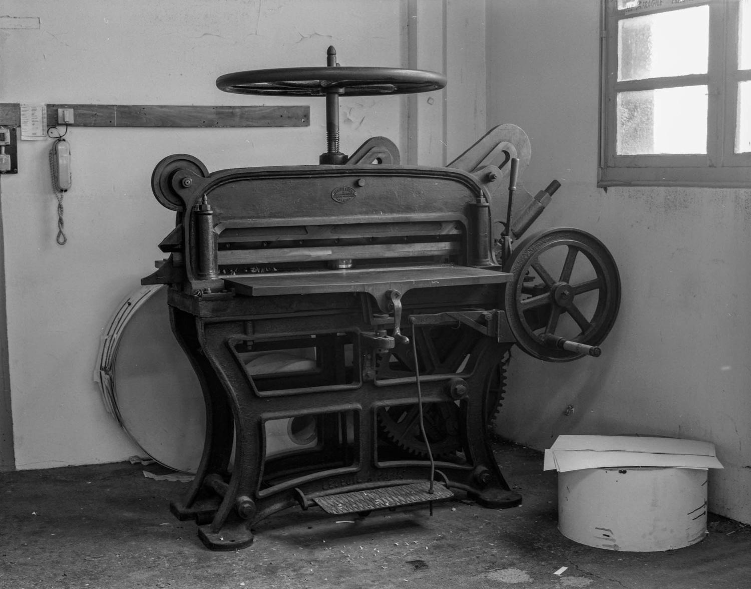 3e étage du bâtiment principal. Atelier d'imprimerie, détail d'un massicot.