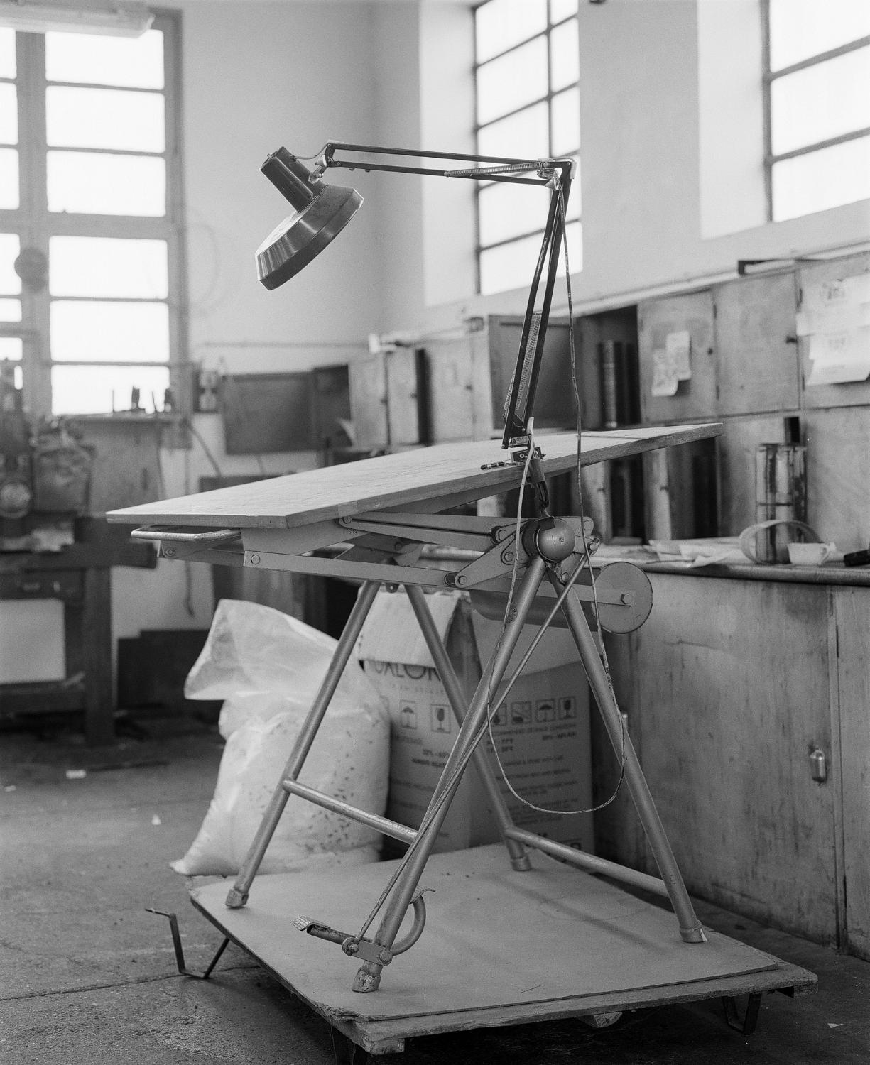 3e étage du bâtiment principal. Atelier d'imprimerie, détail d'une planche à dessin.