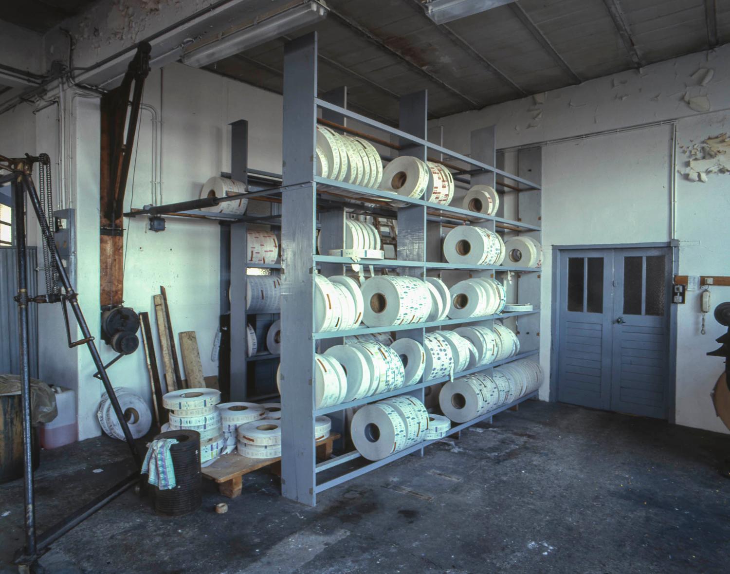 Bâtiment principal, espace de stockage des bandes-enveloppe pour la fabrication des infusettes.