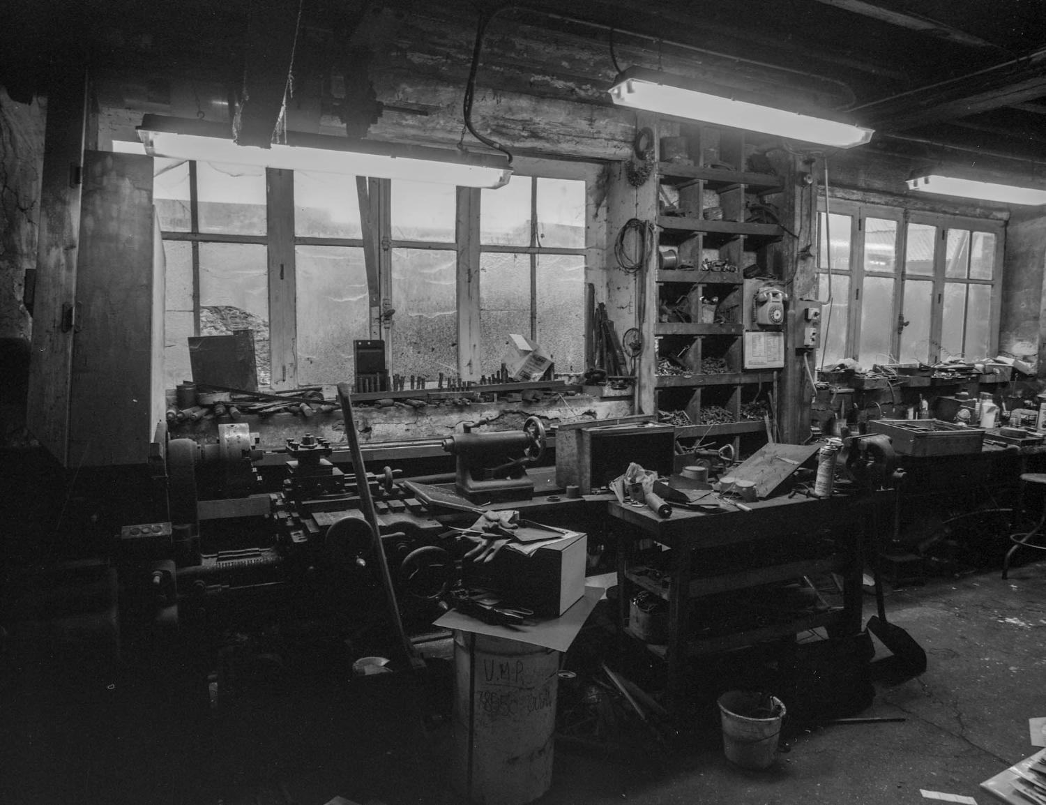 Bâtiment J, atelier de mécanique. le tour à courroie.