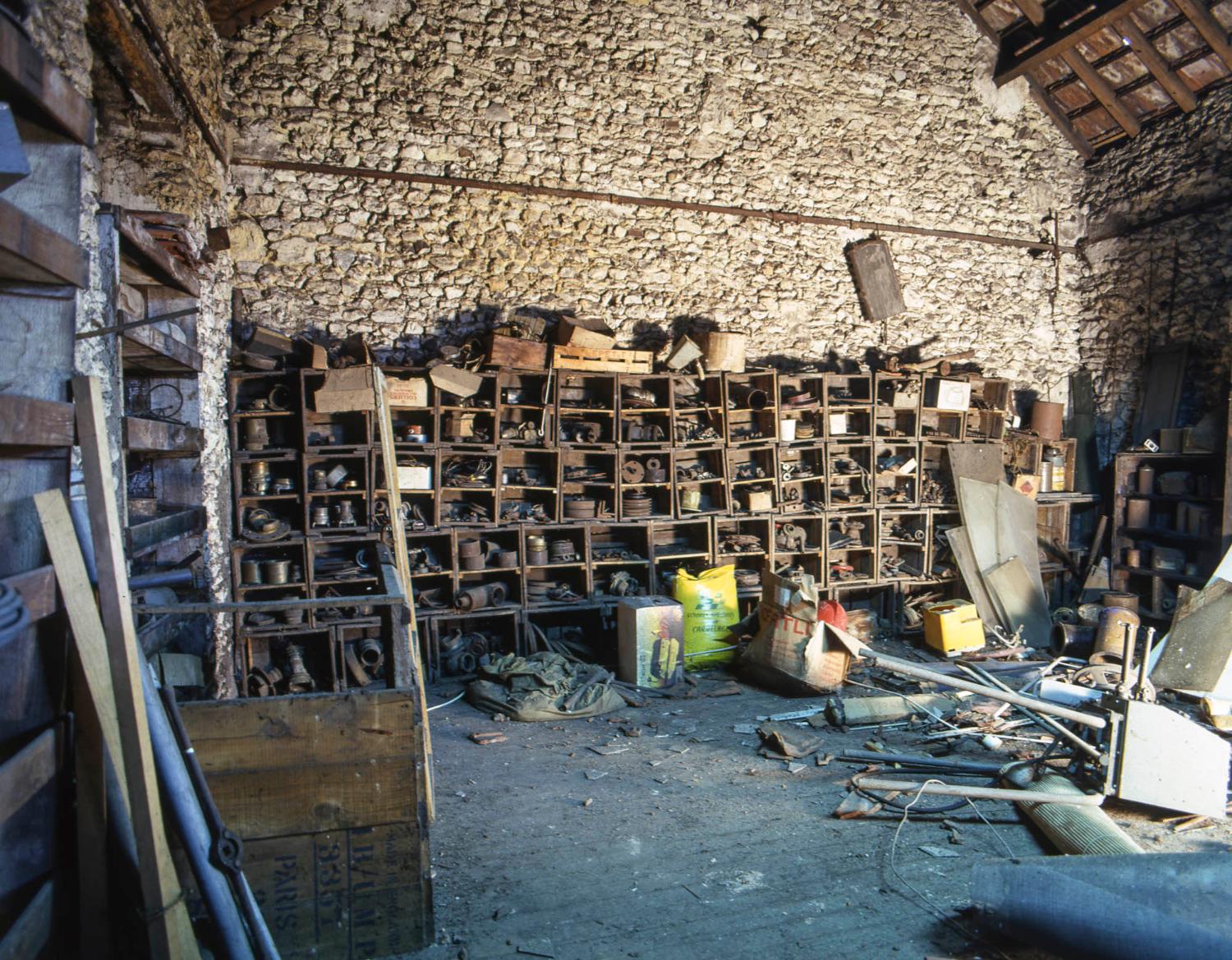 Bâtiment J, atelier de mécanique. Stockage des pièces au 1er étage.