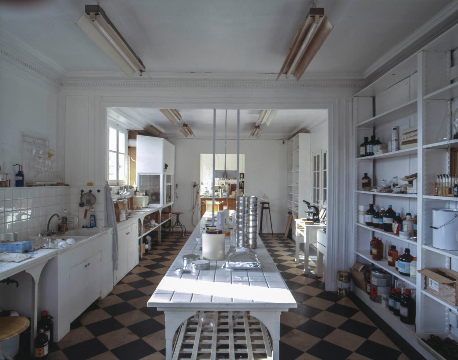 Bâtiments F, G et H, 1er étage. Laboratoire installé dans l'ancien logement au moment de la mutation de l'activité de l'entreprise durant les années 30.