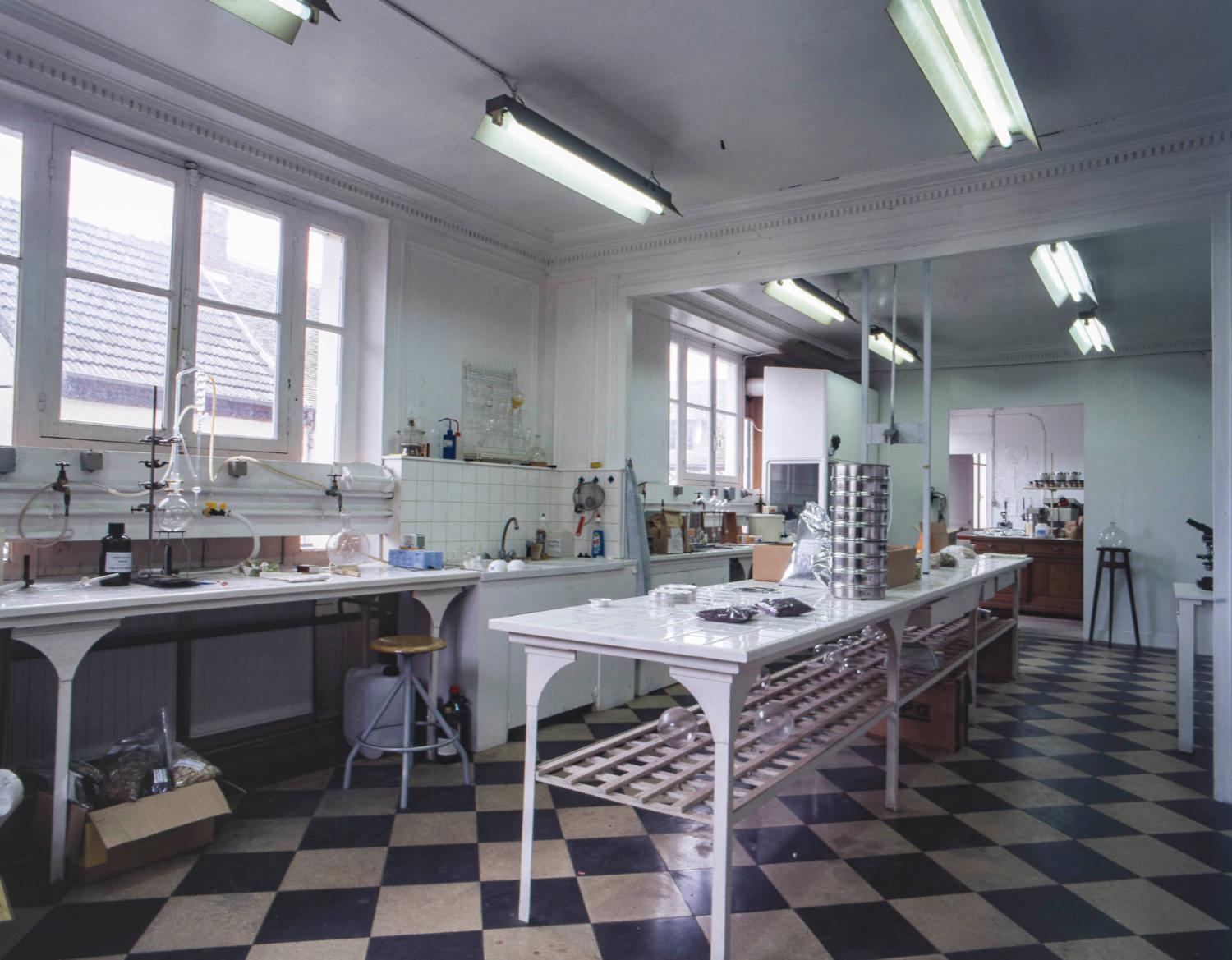 Bâtiments F, G et H, 1er étage. Laboratoire installé dans l'ancien logement. A gauche, appareil de dosage d'huile essentielle.
