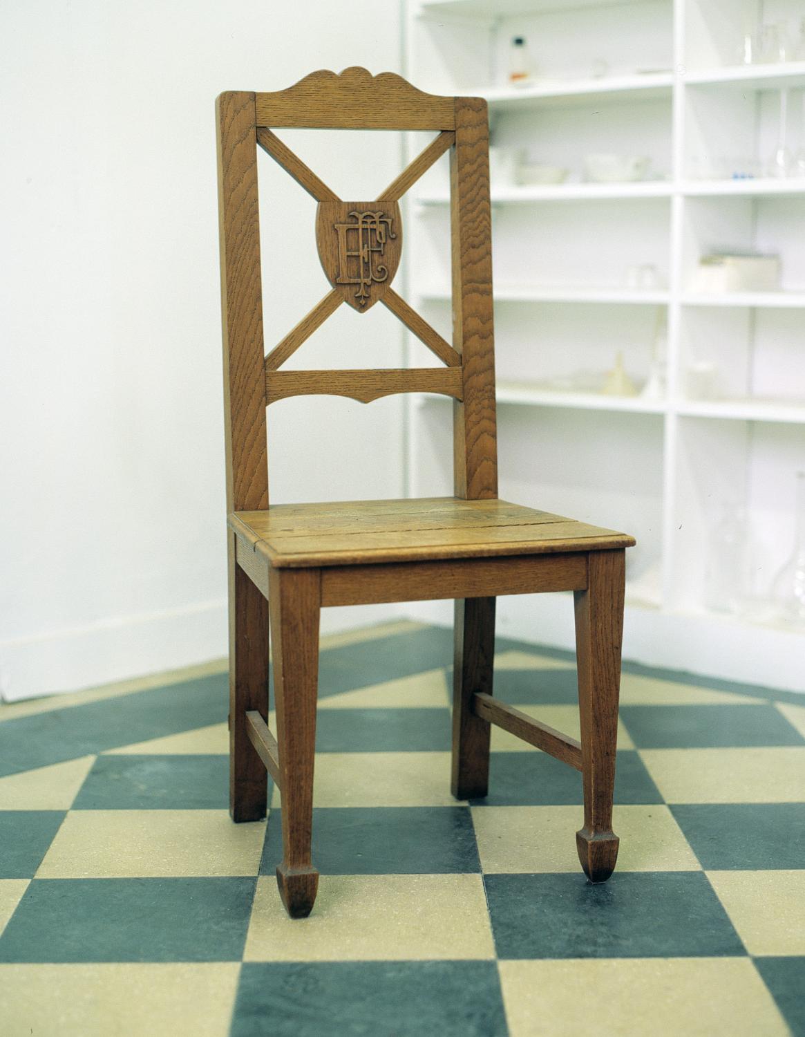 Chaise au monogramme des Etablissements Fouché Frères.