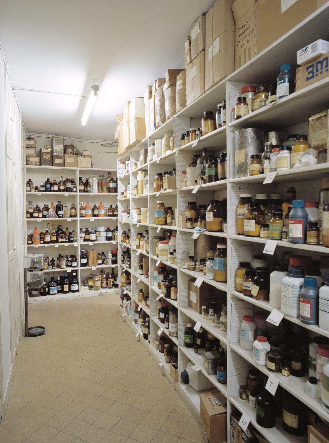 Laboratoire. réserve de réactifs.