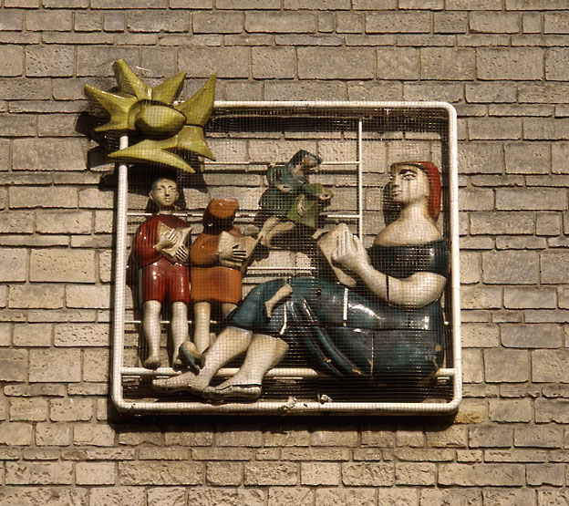 Détail d'un panneau décoratif placé sur le mur pignon d'un bâtiment placé dans la cour.