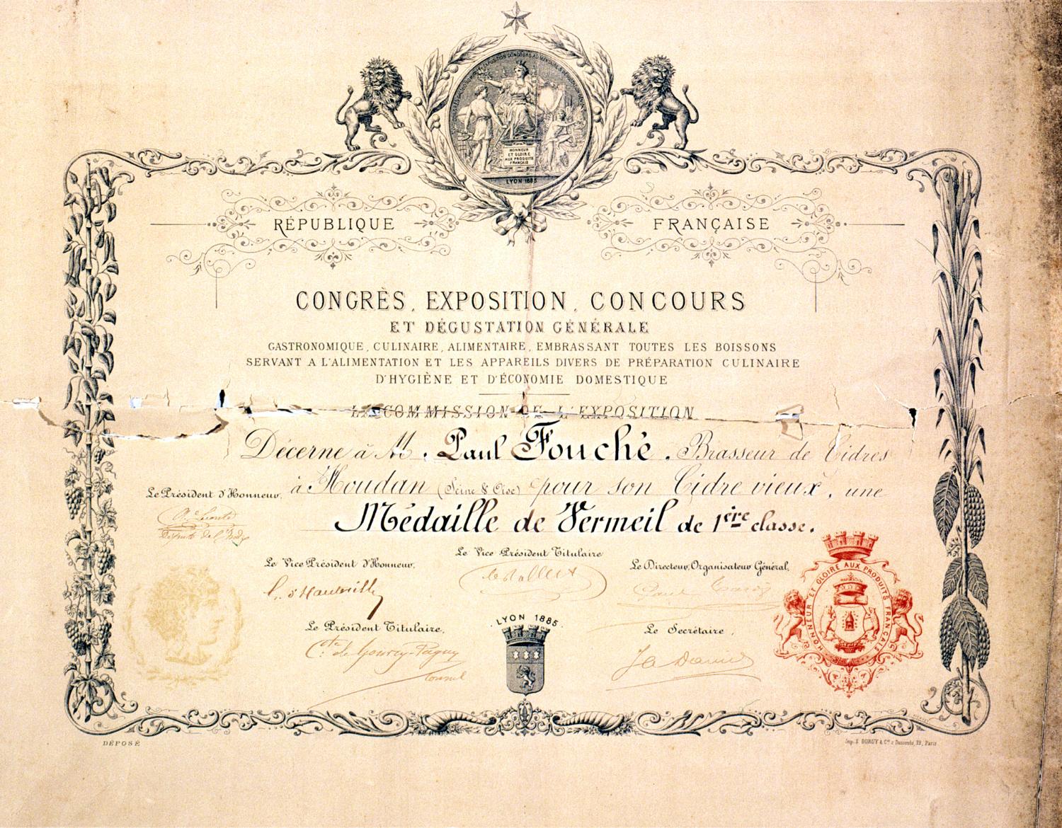 Diplôme de la médaille de vermeille de 1ère classe, décernée à Paul Fouché, brasseur de cidres à Houdan, pour son cidre vieux. Lyon, congrès, exposition, concours et dégustation générale... 1885. Non daté.
