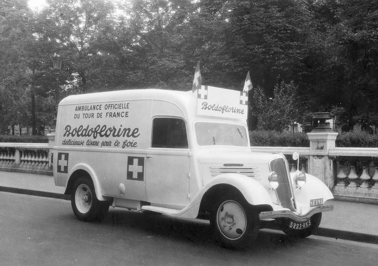 La première ambulance officielle du tour de France, portant une publicité pour la Boldoflorine. (Une seconde ambulance, rose, ventant les mérites de l'aspro, fut mise à la disposition de la course, par son propriétaire, ami du docteur René-Paul Fouché). Années 30.