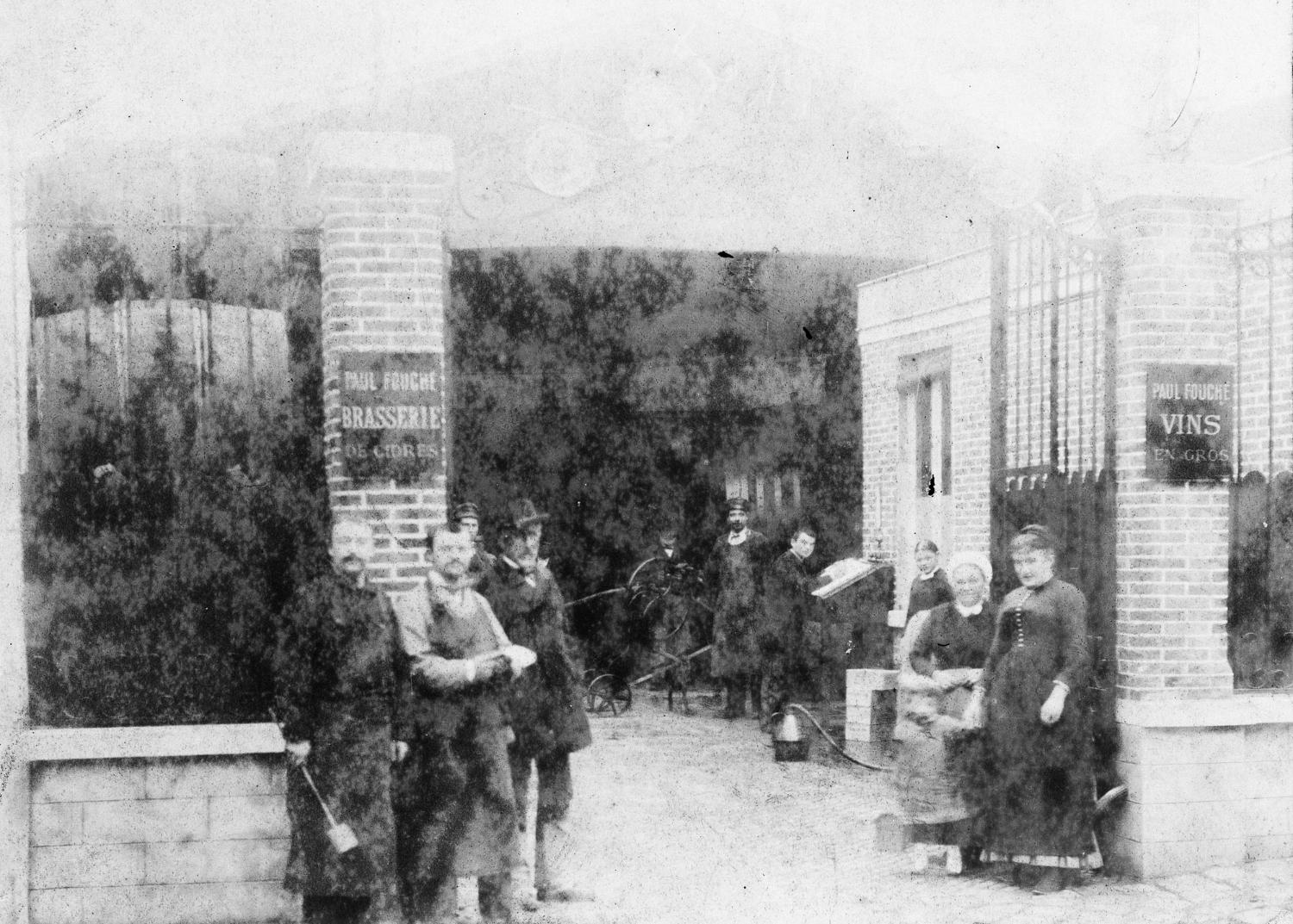 L'entrée de l'établissement Fouché, alors que cétait encore une brasserie de cidres. Fin XIXe siècle.