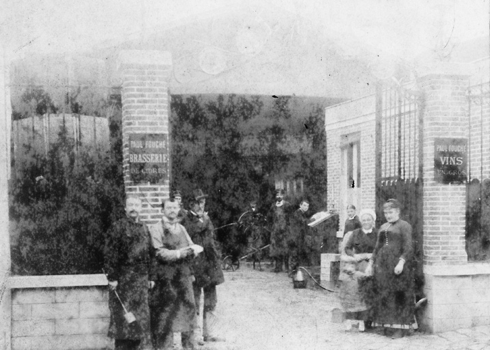 L'entrée de l'établissement Fouché, alors que cétait encore une brasserie de cidres. Fin XIXe siècle.