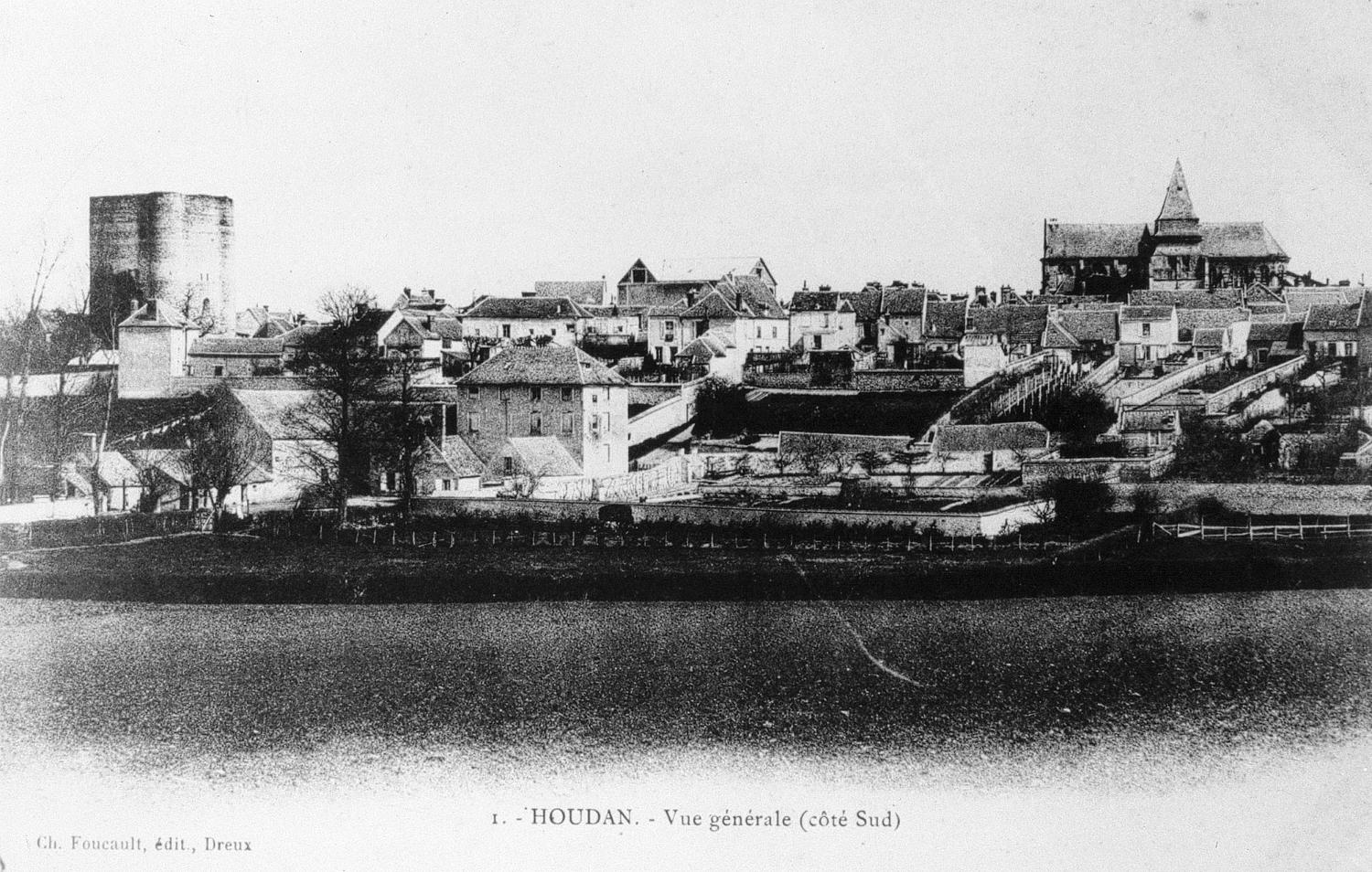 Vue générale du village d'Houdan, entre la tour et l'église. Les établissements Fouché se trouvent à peu près au milieu, le bâtiment principal n'est pas encore construit, on aperçoit le plus ancien hangar (A).