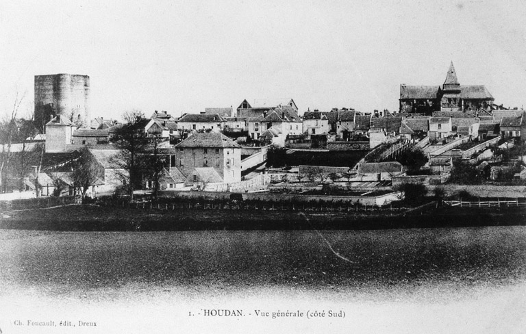 Vue générale du village d'Houdan, entre la tour et l'église. Les établissements Fouché se trouvent à peu près au milieu, le bâtiment principal n'est pas encore construit, on aperçoit le plus ancien hangar (A).