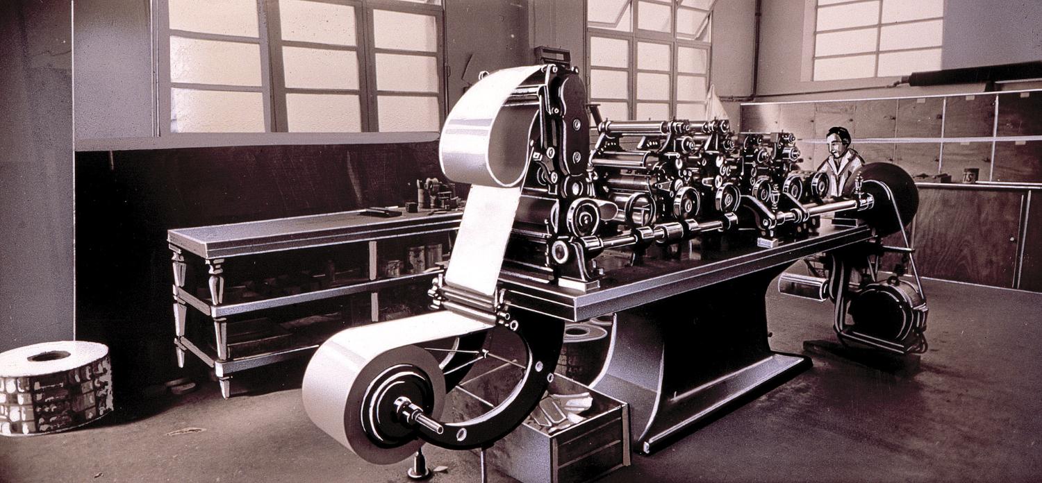 Photographie retouchée d'une machine à imprimer les boites de vrac de 125 grs.