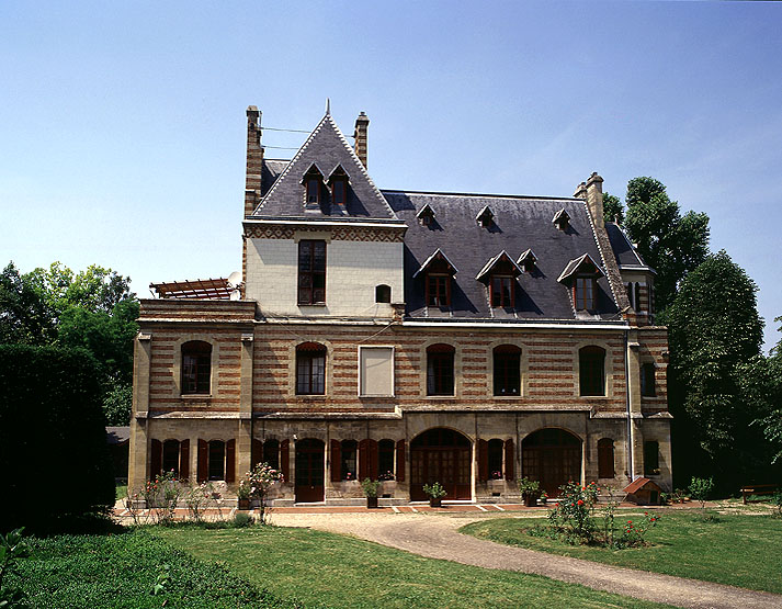 Vue d'ensemble de la façade antérieure.