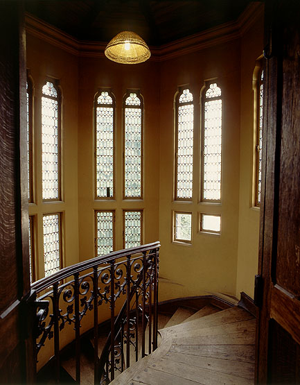 Vue du palier supérieur de l'escalier hors-oeuvre.