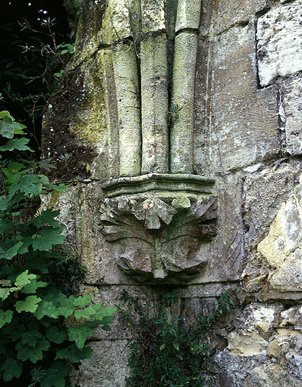 Détail d'un chapiteau dans les vestiges de l'abbaye.