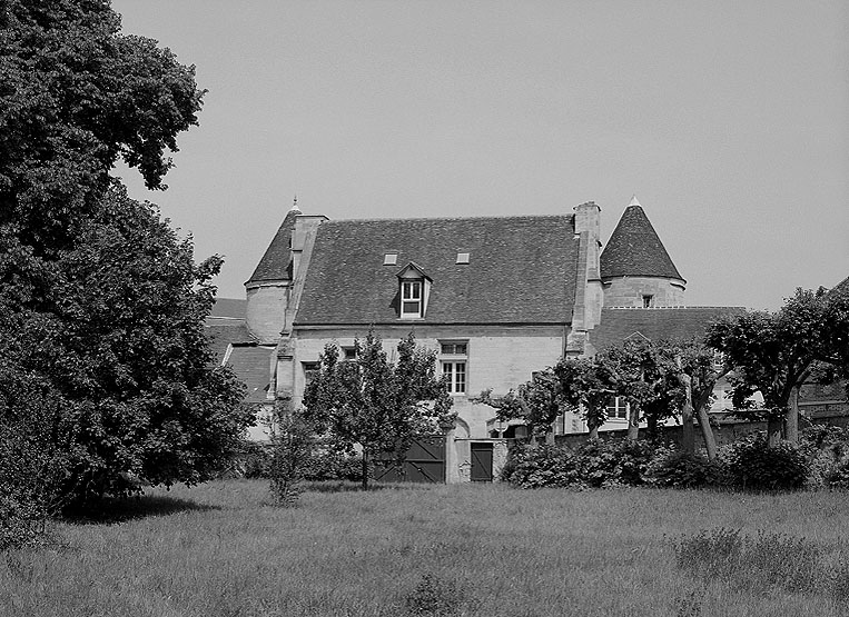 Vue d'ensemble de la façade prise depuis les jardins du 6 rue de l'Enclos-de-l'Abbaye.