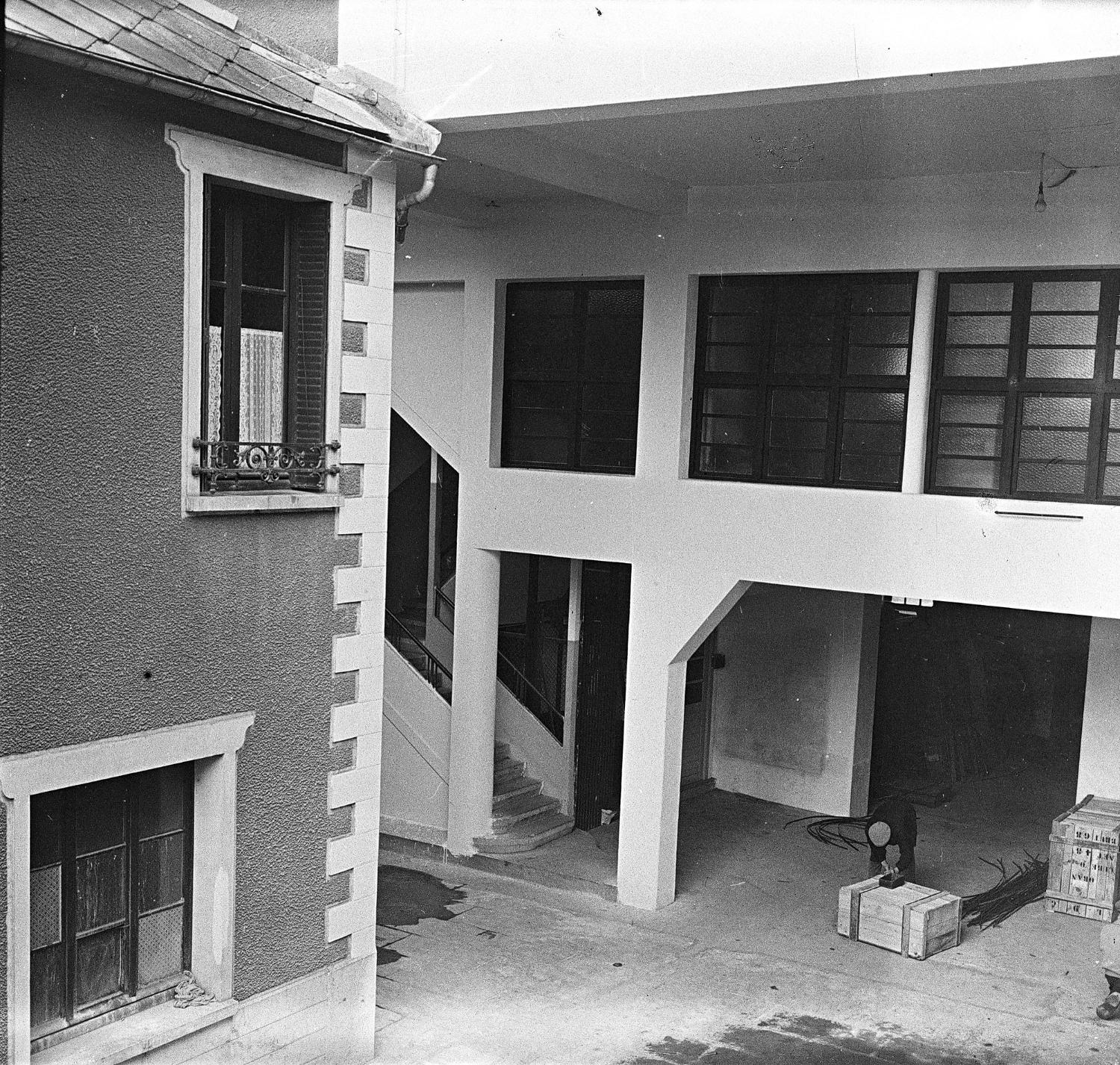 Vue extérieure de l'accès au bâtiment principal.