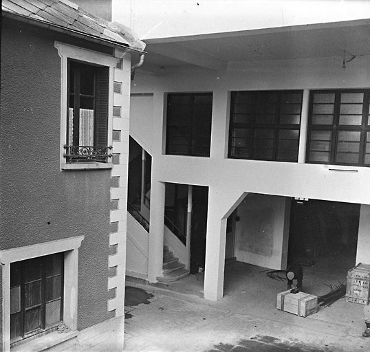 Vue extérieure de l'accès au bâtiment principal.