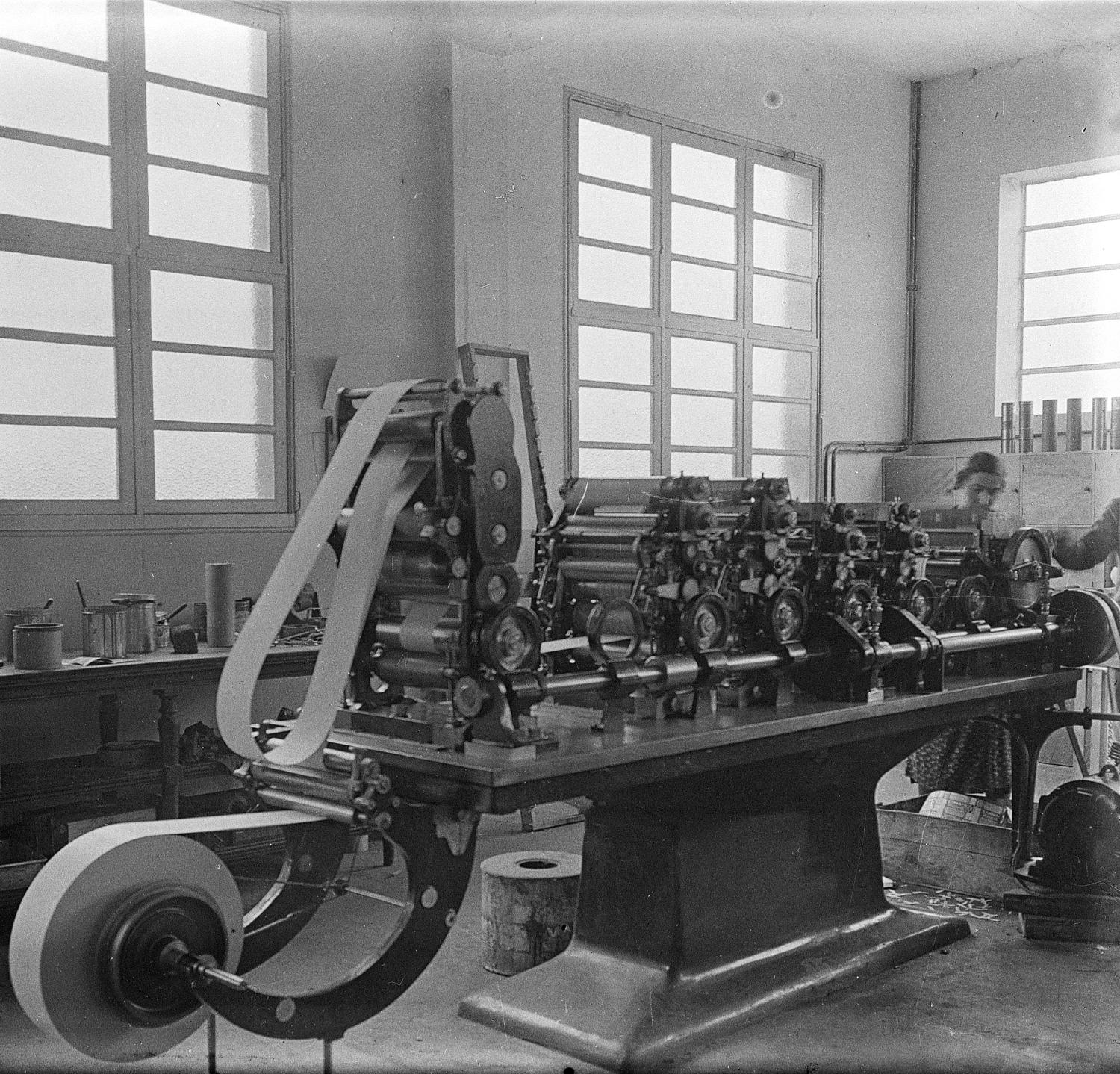 3e étage du bâtiment principal. Atelier d'imprimerie encore en activité, détail d'une machine.