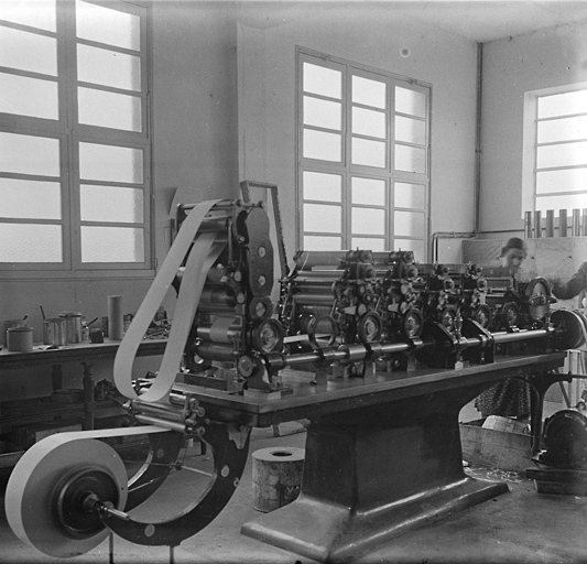 3e étage du bâtiment principal. Atelier d'imprimerie encore en activité, détail d'une machine.