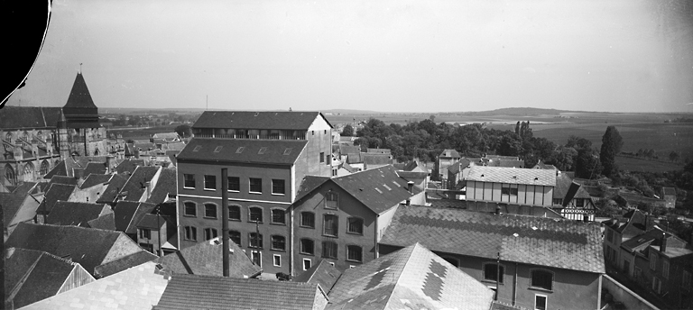 Vue générale des établissements Fouché depuis le haut de la tour d'Houdan. Photo réalisée pour la confection d'une publicité (cf. 02780393XA). Le bâtiment principal de l'usine est doublé sur l'image reproduite afin de paraître plus imposant.