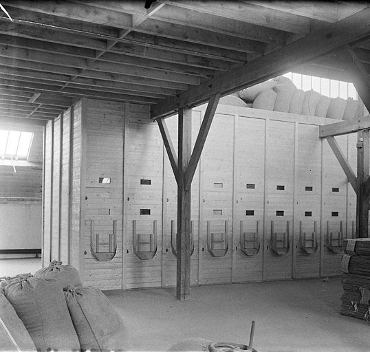 4ème étage du bâtiment principal. Espace de stockage en silos des plantes coupées, destinées au conditionnement.