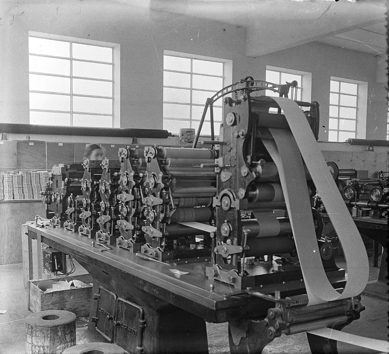 3e étage du bâtiment principal. Atelier d'imprimerie encore en activité, détail d'une machine.