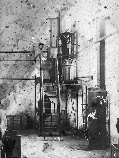 Le docteur René-Paul Fouché travaillant à un extracteur, à Houdan.