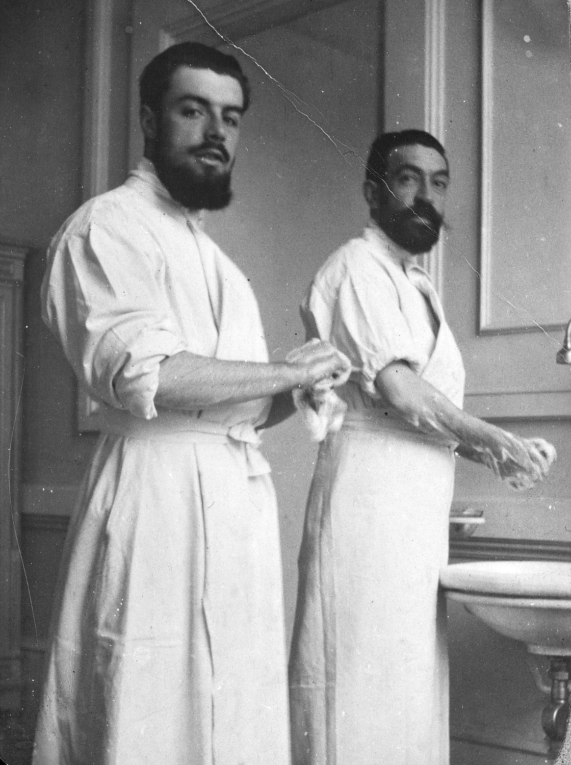 Le docteur René-Paul Fouché (1893-1974), inventeur de la Boldoflorine. Photo prise à l'hôpital Bichat (?) durant ses études de pharmacie et de médecine.