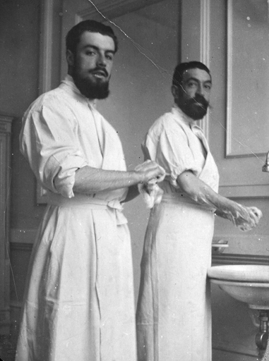 Le docteur René-Paul Fouché (1893-1974), inventeur de la Boldoflorine. Photo prise à l'hôpital Bichat (?) durant ses études de pharmacie et de médecine.