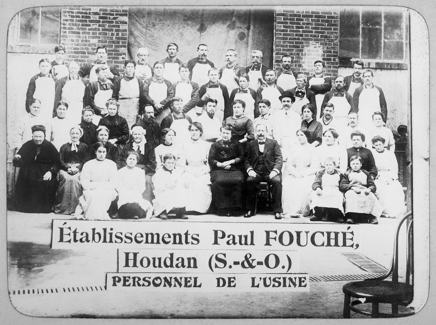Le personnel de l'usine des établissements Paul Fouché. Au centre il s'agirait de la veuve Fouché (mère de René-Paul, l'inventeur de la Boldoflorine) et de son beau-frère "l'oncle Paul", qui dirigea seul l'entreprise à la mort de son frère.