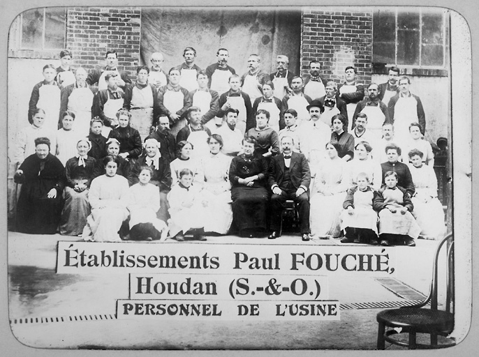 Le personnel de l'usine des établissements Paul Fouché. Au centre il s'agirait de la veuve Fouché (mère de René-Paul, l'inventeur de la Boldoflorine) et de son beau-frère 'l'oncle Paul', qui dirigea seul l'entreprise à la mort de son frère.