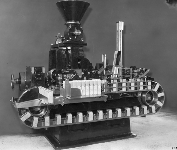 Machine Chambon installée au 2e étage du bâtiment principal, servant au conditionnement des boites de tisanes en vrac. En activité, elle était placée sous le grand entonnoir et était reliée par une chaine à la machine fabriquant les boites.