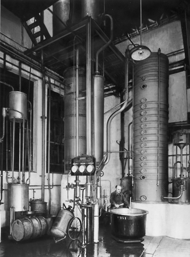 Installation de redistillation (rectification) de l'alcool, alors installée dans le bâtiment A ou B. Dans les années 50 (?), l'installation a été déplacée dans le 'logement' au bout de la rue du Mont-Rôti.