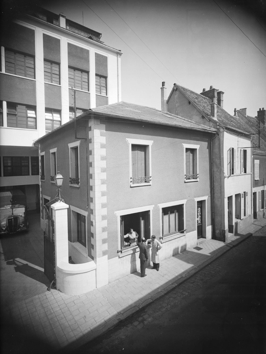 Vue de pavillon à droite de l'entrée de l'établissement, faisant office de bureaux.