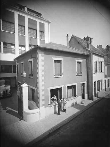 Vue de pavillon à droite de l'entrée de l'établissement, faisant office de bureaux.