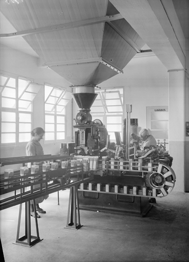 Machine remplissant les boites de tisane en vrac en fonctionnement.