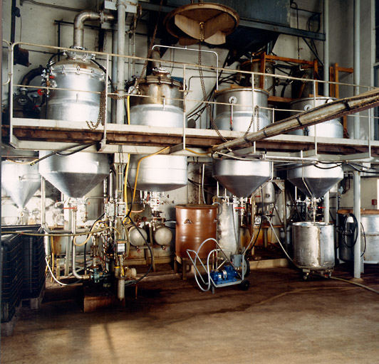 Bâtiment B, grand laboratoire. Vue des 4 extracteurs d'une capacité de 1000 litres chacun. Vers 1998.