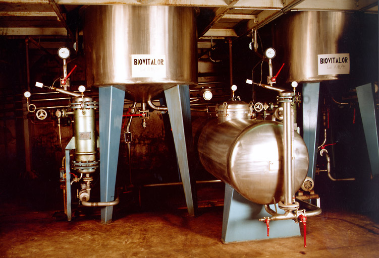 Bâtiment B, grand laboratoire. Détails des deux extracteurs d'une capacité de 3000 litres chacun. Vers 1998. Photo publicitaire pour la société Biovatilor qui souhaitait faire croire qu'elle disposait d'une usine de production.