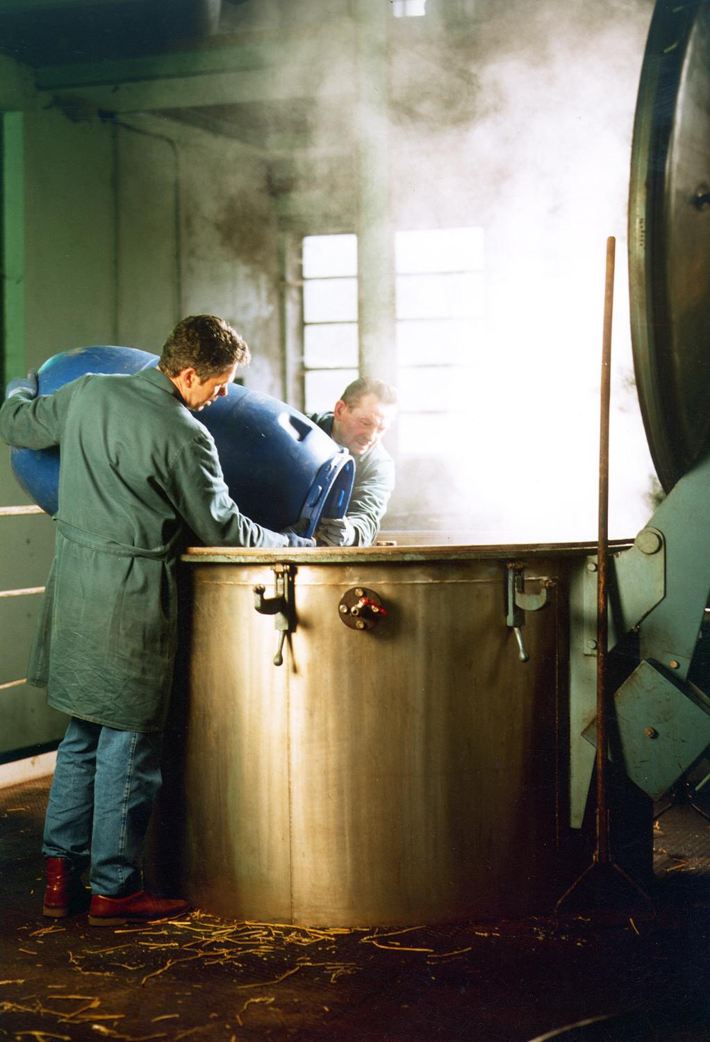 Bâtiment B, grand laboratoire. Remplissage de la cuve d'un extracteur de 3000 litres. (principe d'une infusion "géante"). Vers 1998.