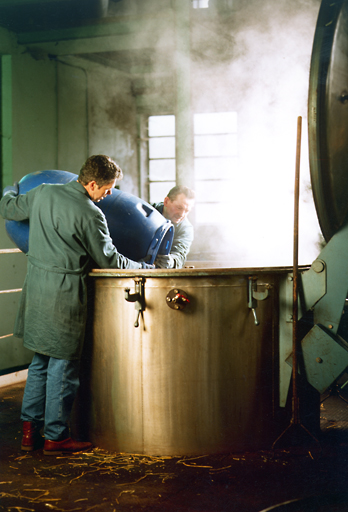 Bâtiment B, grand laboratoire. Remplissage de la cuve d'un extracteur de 3000 litres. (principe d'une infusion 'géante'). Vers 1998.