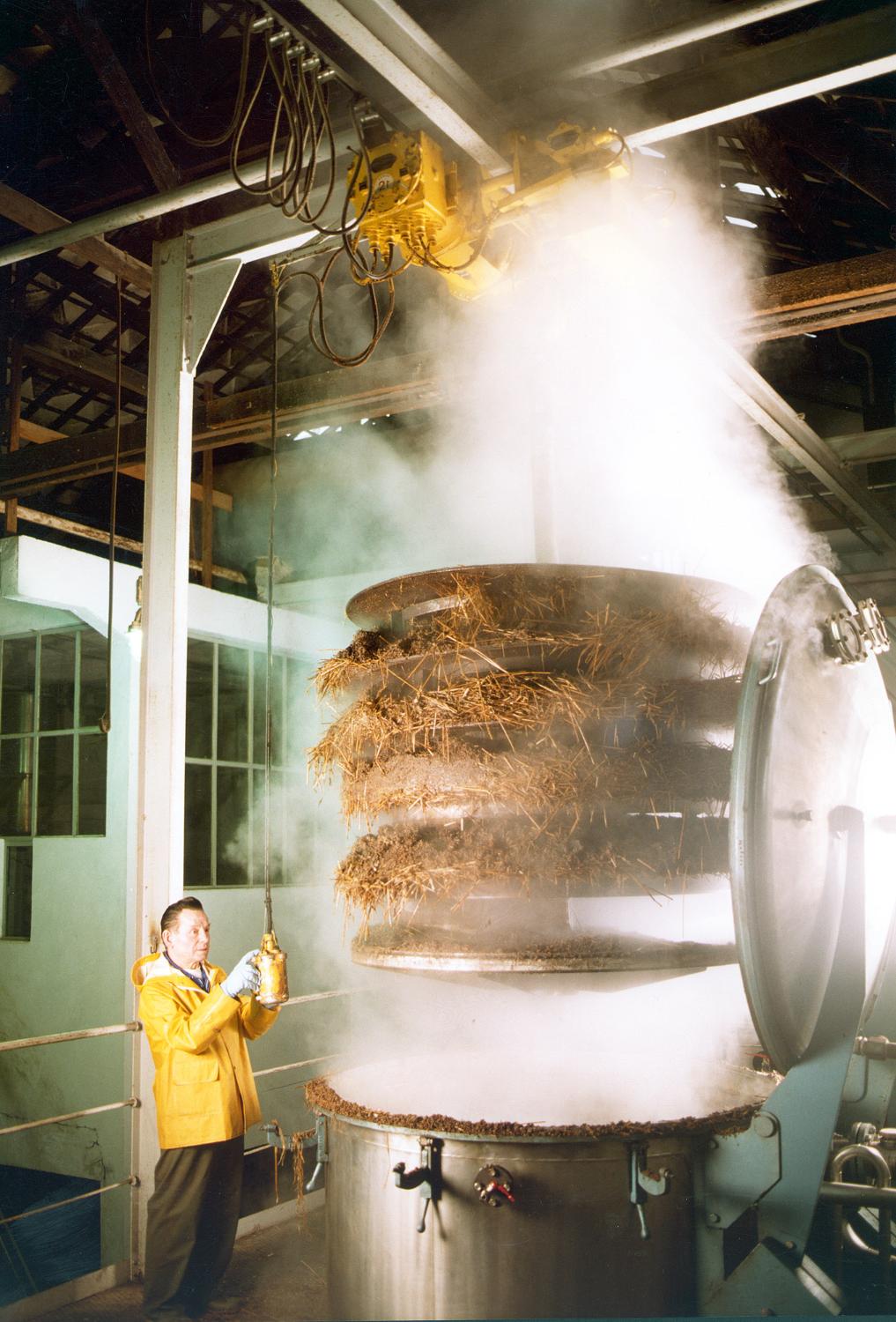 Bâtiment B, grand laboratoire. Extracteur de 3000 litres, les plantes épuisées sont retirées de la cuve après infusion. Vers 1998.