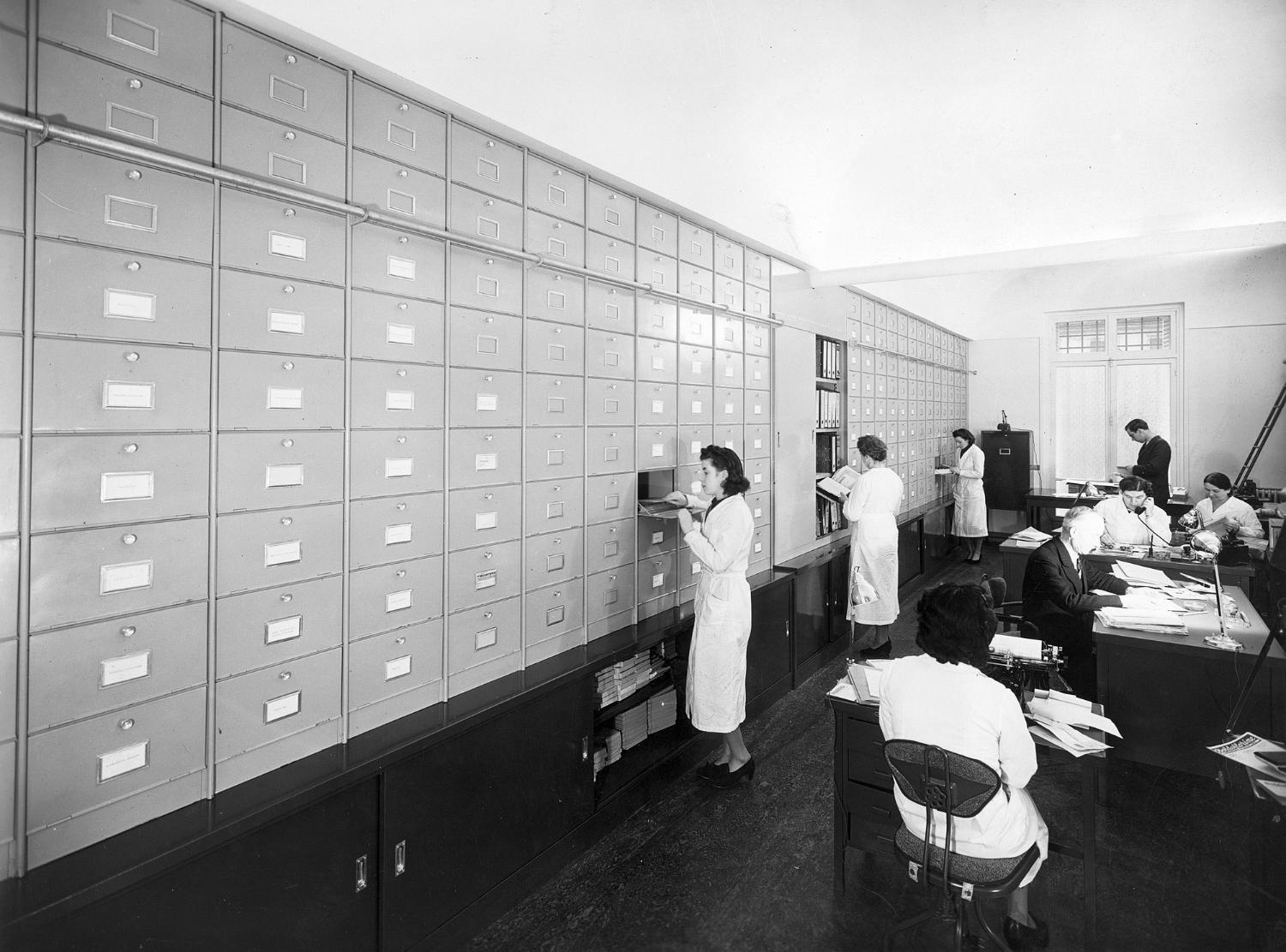 Hôtel particulier, transformé en bureaux, 11 rue Galvani 75017 Paris. Rez-de-chaussée, fenêtres côté rue.