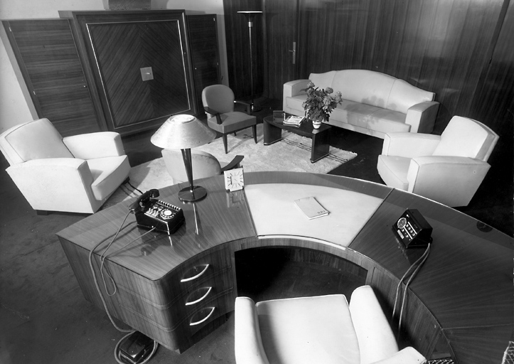 Hôtel particulier, transformé en bureaux, 11 rue Galvani 75017 Paris. 1er étage, bureau du PDG, le docteur René-Paul Fouché. Au fond, la porte donnant accès à la salle de réunion.