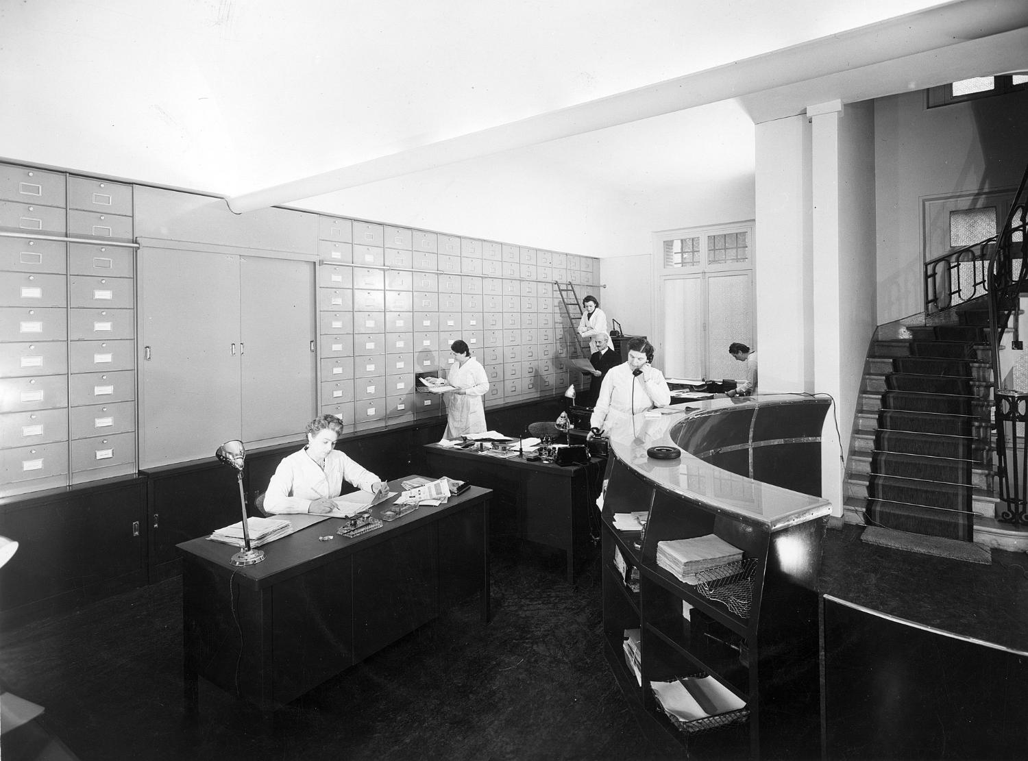 Hôtel particulier, transformé en bureaux, 11 rue Galvani 75017 Paris. Rez-de-chaussée, fenêtres côté rue.