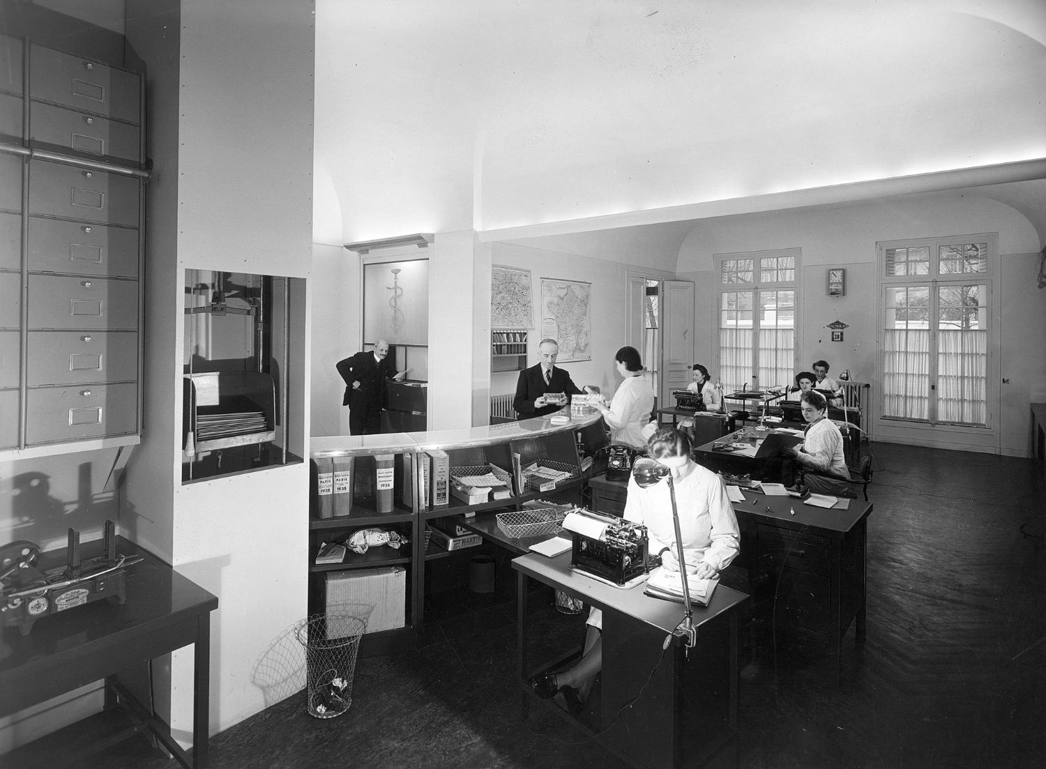 Hôtel particulier, transformé en bureaux, 11 rue Galvani 75017 Paris. Rez-de-chaussée, fenêtres côté jardin.