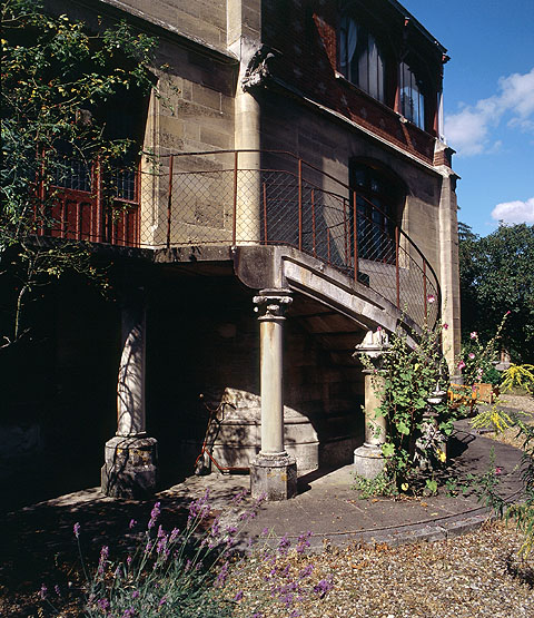 Détail de l'escalier extérieur, côté jardin.