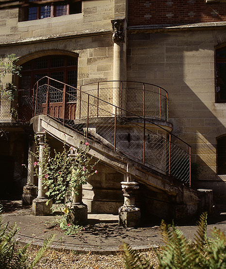 Détail de de l'escalier extérieur, côté jardin.