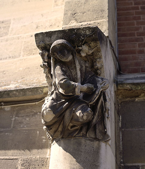 Remploi d'un élémént sculpté du prieuré sur la façade arrière de la maison.